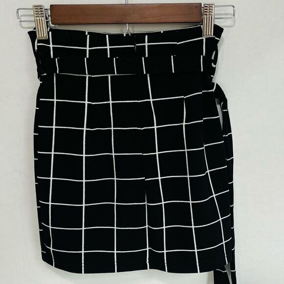 SHEIN Black And White Plaid Mini Skirt Sz XS EUC - Picture 2 of 5